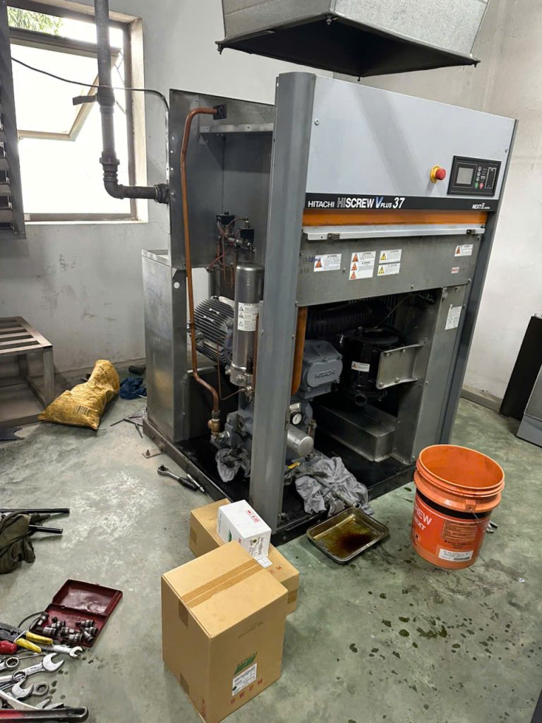 Hình ảnh thực tế máy nén khí trục vít Hitachi HISCREW Vplus 37 đang được kỹ thuật viên mở vỏ để bảo trì định kỳ, 
