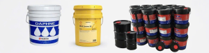 Các loại dầu máy nén khí phổ biến dạng xô và thùng phuy: Dầu Daphne của Idemitsu, Shell Corena S3 và các thùng dầu US Lube xếp chồng