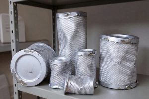 Hình ảnh lọc tách dầu máy nén khí giả bị móp méo và hư hỏng nghiêm trọng sau thời gian ngắn sử dụng