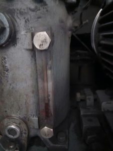 Kính thăm dầu máy nén khí trục vít hiển thị mức dầu thấp cần thay thế