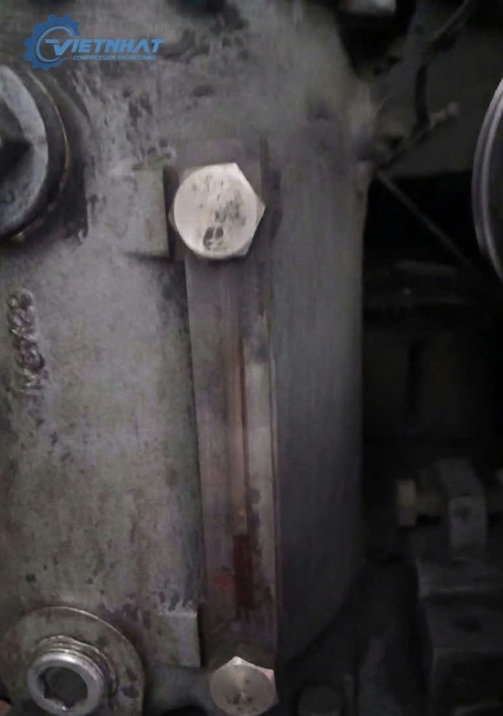 Kính thăm dầu máy nén khí trục vít hiển thị mức dầu thấp cần thay thế